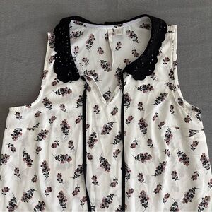LC Lauren‎ Conrad White Floral Blouse with Black Collar